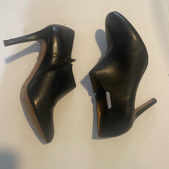 Coach Seneca Black Leather 3”Heeled Ankel Boots. Side Zipper Closure. - Picture 6 of 15